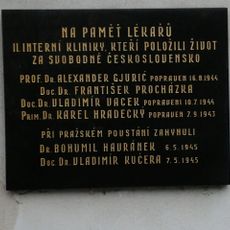 Pamětní deska obětem 2. světové války ve Všeobecné fakultní nemocnici v Praze
