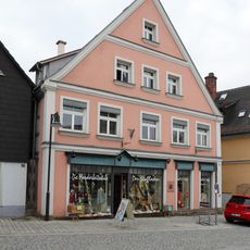 Residential and commercial building Kugelbühlstraße 34
