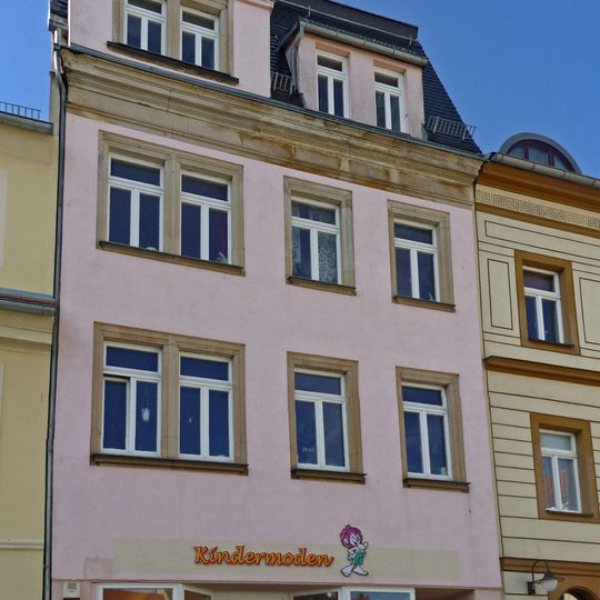 Mietshaus mit Laden in geschlossener Bebauung mit Innenhof und angrenzenden Gebäudeteilen Markt 16