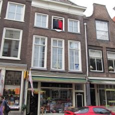 Pand met gevel met verkropte kroonlijst en geprofileerde, hardstenen vensterdorpels