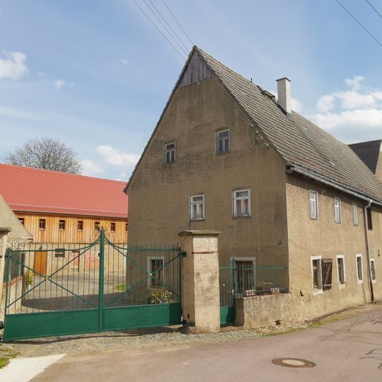 Vierseithof mit Wohnstallhaus, Scheune, Stallgebäude, frei stehendes Backhaus, Toreinfahrt und Hofpflasterung Schleinitz 10