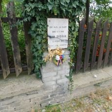 Pamětní deska Jana Dvořáka na plotu domu Vlašimská 1846/14 na Vinohradech