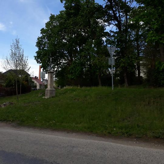 Kříž v Hluboké nad Vltavou u křižovatky