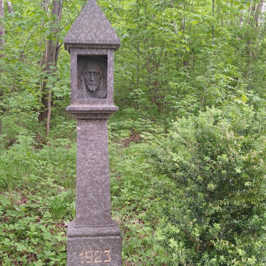 Křížek v ulici U Lesa