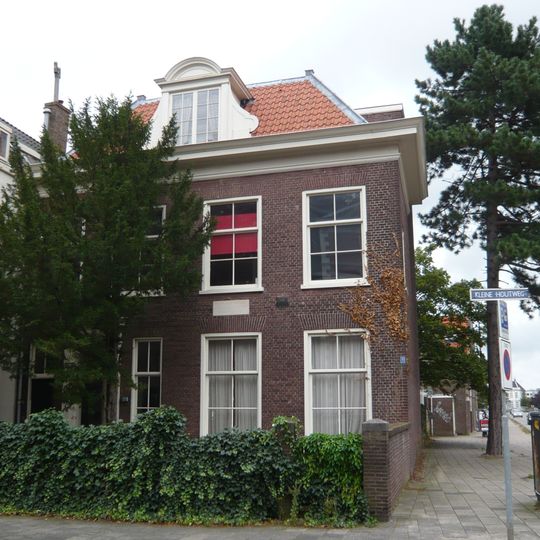 Huis van Looy. Rechthoekig huis met strakke kroonlijst