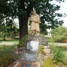 Pomník padlým v Lašťanech u rybníka