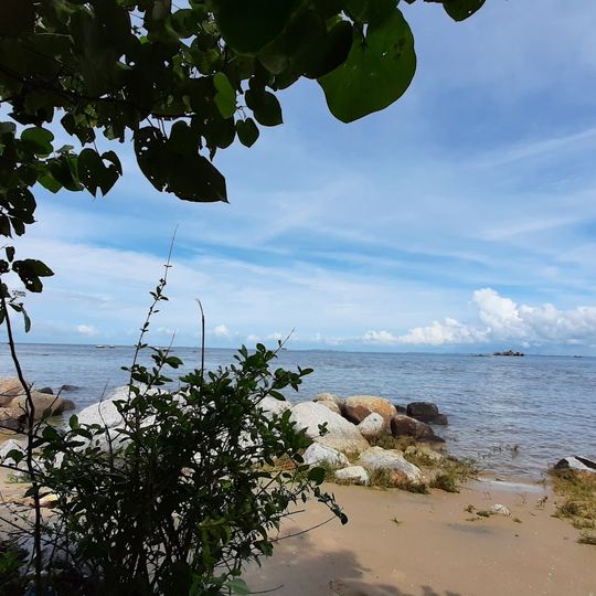 Pantai Batu Bedaun Desa Rajik
