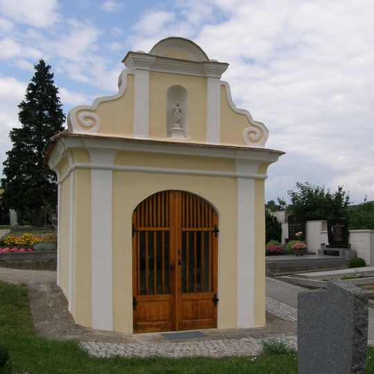 Friedhofskapelle mit 3 Heiligenfiguren