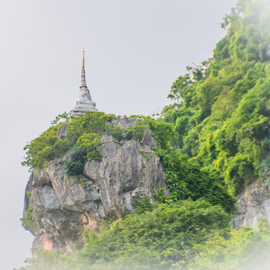 Wat Khao Daeng Tawan Ok