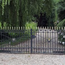 Gansenhoef, een toegangshek met rondboogbrug