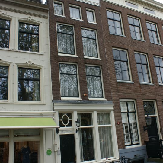 Pand met gevel onder gesneden rechte lijst met leeuwekop aan de hijsbalk