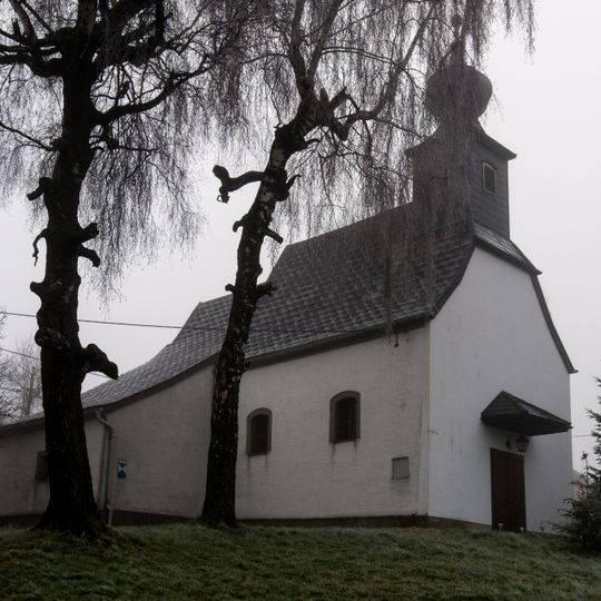 Kath. Filialkirche hl. Erasmus und ehem. Friedhofsfläche