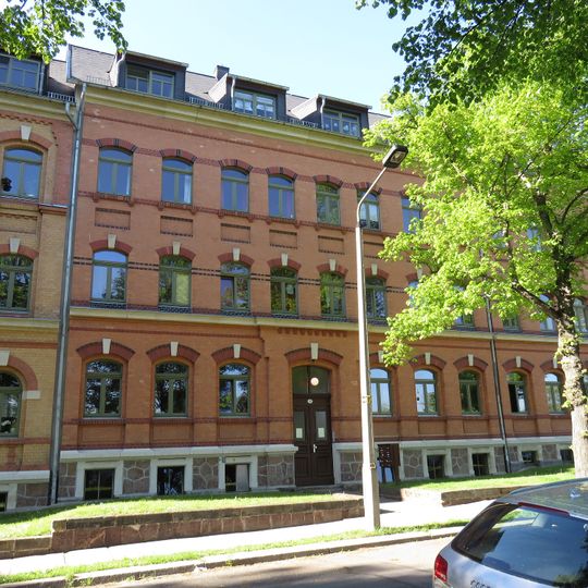 Mietshaus in geschlossener Bebauung, mit Vorgarten Ebersdorfer Straße 37