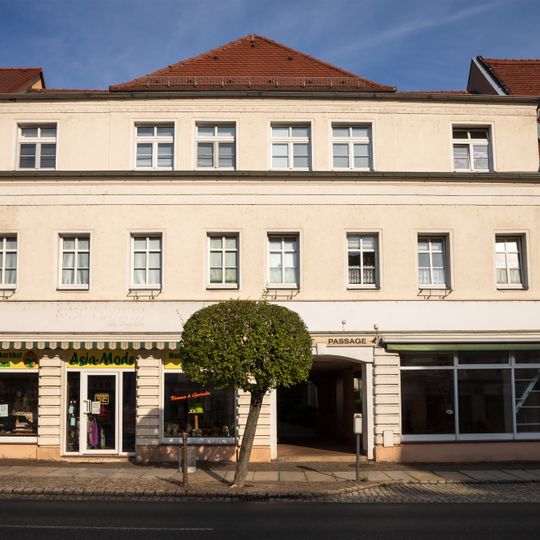 Wohnhaus in geschlossener Bebauung und Seitenflügel zum Hof Markt 22