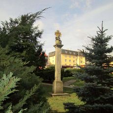 Sloup se sochou v parku u Pichmannovy ulice v Pelhřimově