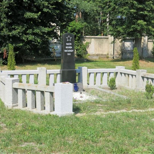 Pomník padlým rudoarmějcům na hřbitově v Cvikově