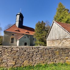 Kirche mit Einfriedungsmauer sowie vier Grabmäler aus dem 19. Jh. auf den ehem. Kirchhof Talstraße 64