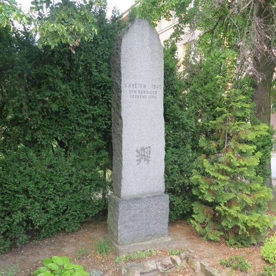 Pomník osvobození u školy v Polepech