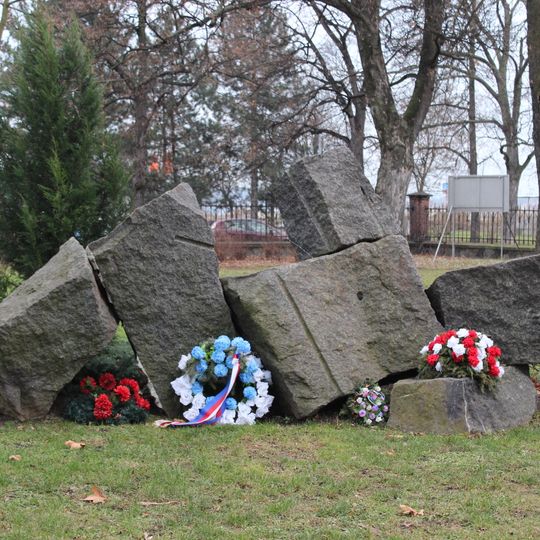 Pomník policistů a hasičů zahynuvších ve službě v parku Na Karlově
