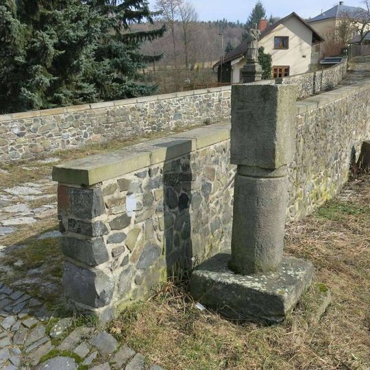 Milník u kamenného mostu v Čermné