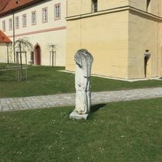 Torzo sochy v klášterní zahradě v Českém Krumlově