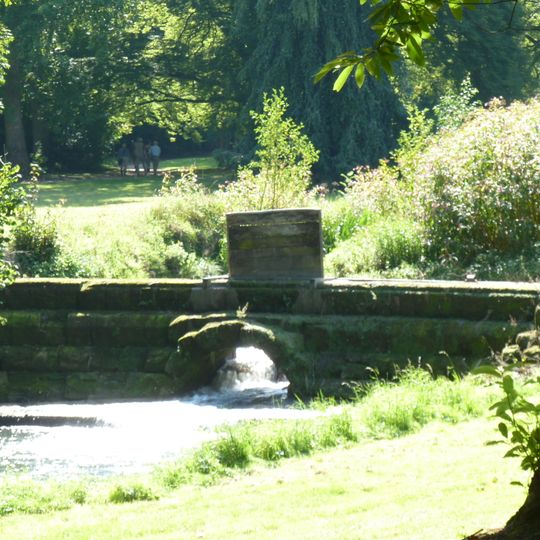 Neubourg Castle: artificial waterfall with weir in Gulp