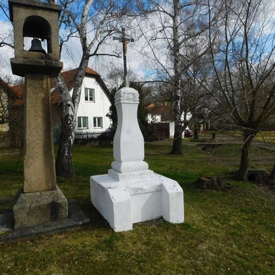 Kříž na návsi v Křenicích