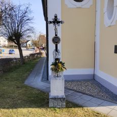 Kříž před kaplí
