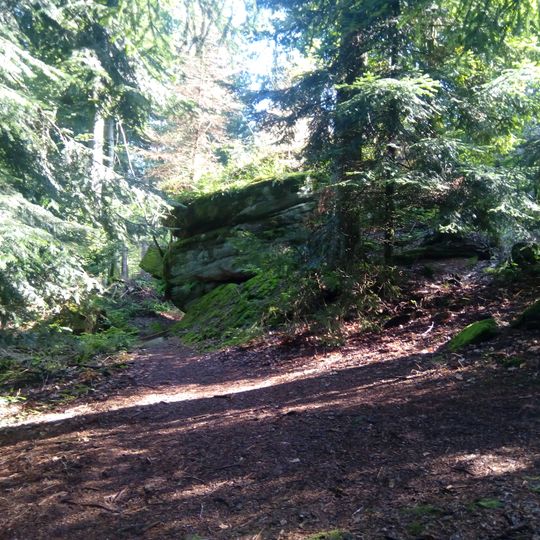 Zu hausartigem Block aufgestapelte Felsblöcke des Buntsandsteins "Felsenhaus"