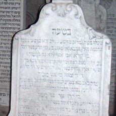 Hrob S Náhrobníkom