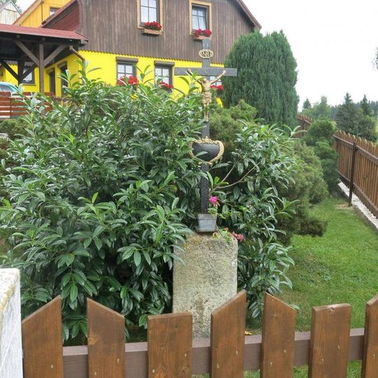 Kříž na rozcestí v Blatenské ulici v Perninku