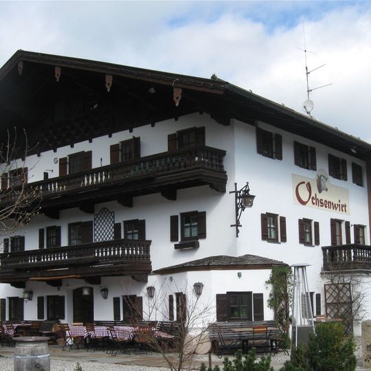 Ehemals Bauernhof, Einfirsthof, jetzt Gasthof, sog. Ochsenwirt