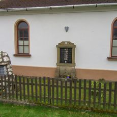 Pomník padlým ve Dzbelu u bývalé kaple