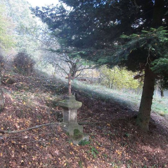 Kříž severně od Skelné Huti u mlýna