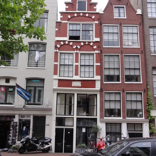 Pand met trapgevel, versierd met kleine blokjes