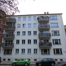 Wohnanlage, bestehend aus zwei fünfgeschossigen Mietshäusern (siehe auch Arndtplatz 3) und zehngeschossigem Hochhaus (Arndtplatz 4) Promenadenstraße 34