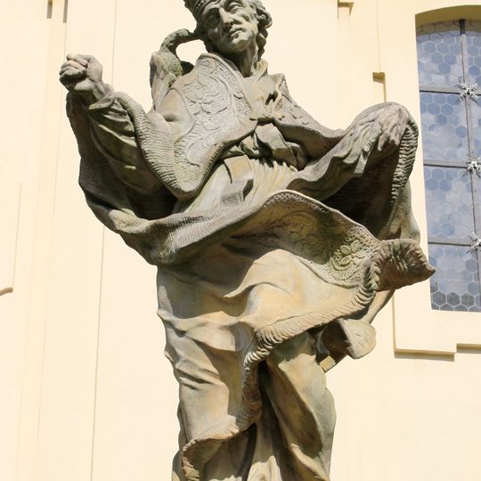 Socha svatého Řehoře na ohradní zdi kostela v Lysé nad Labem