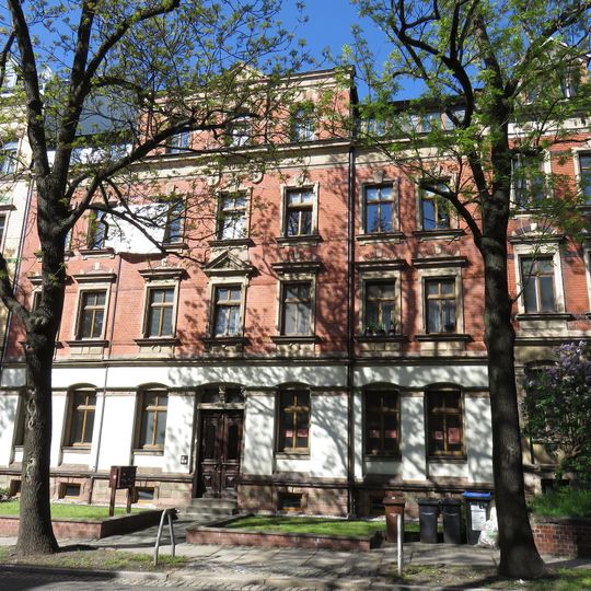 Mietshaus in geschlossener Bebauung mit Vorgarten Margaretenstraße 28