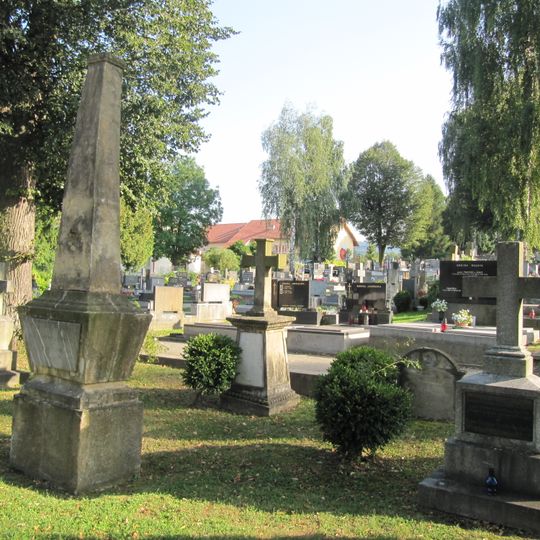 Dva náhrobky a kříž