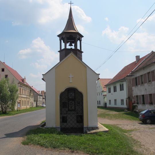 Kaple na návsi ve Skupicích