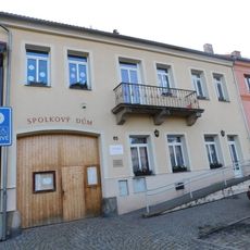 Pamětní deska Anny a Kamila Roškotových na Spolkovém domě ve Vlašimi