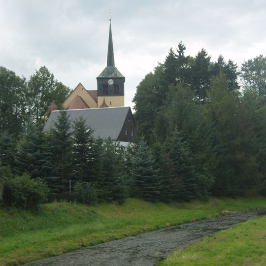 Einzeldenkmale der Sachgesamtheit Ev. Pfarrkirche Spremberg: Dorfkirche Spremberg, fünf Grabmale an der äußeren Kirchenwand, Denkmal für die Gefallenen des Ersten Weltkrieges und Einfriedungsmauer (siehe Sachgesamtheitsliste gleiche Anschrift –