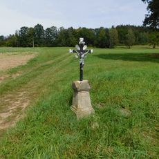 Kříž u silnice mezi Mladými a Starými Bříštěmi