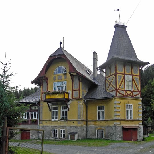 Castle villa with a garden
