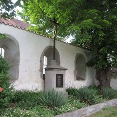 Kříž u kostela v Klášteře