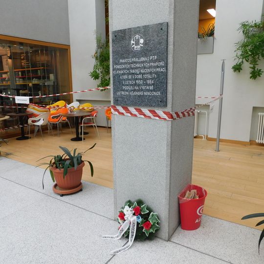 Pamětní deska příslušníkům PTP v Ústřední vojenské nemocnici v Praze-Břevnově