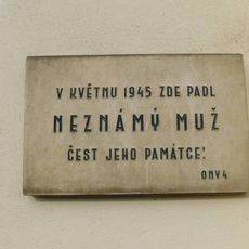 Pamětní deska neznámé oběti Pražského povstání v Táborské ulici v Praze