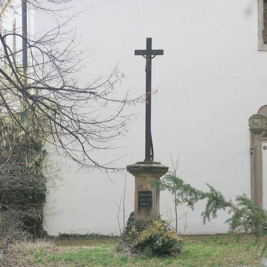 Kříž za kostelem Nejsvětější Trojice ve Slaném