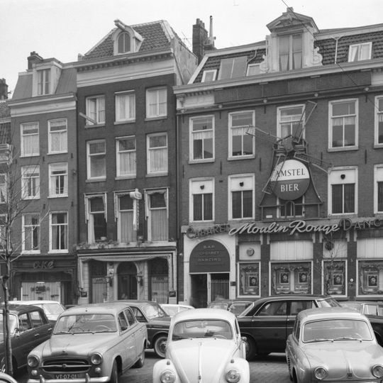 Pand met gevel onder rechte lijst en met geblokte pui en deurpartij