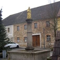 Brunnen mit Mariensäule